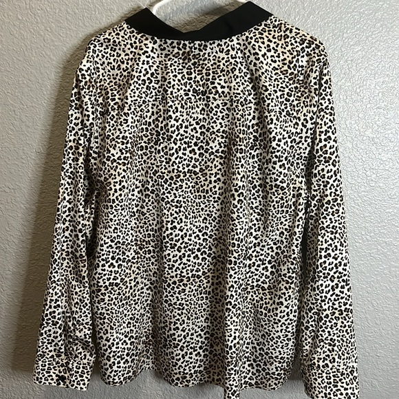 Chico’s Animal print no iron button down size 4 - Picture 2 of 5